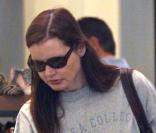 Geena Davis fait du shopping à Los Angeles, fin décembre 2009.