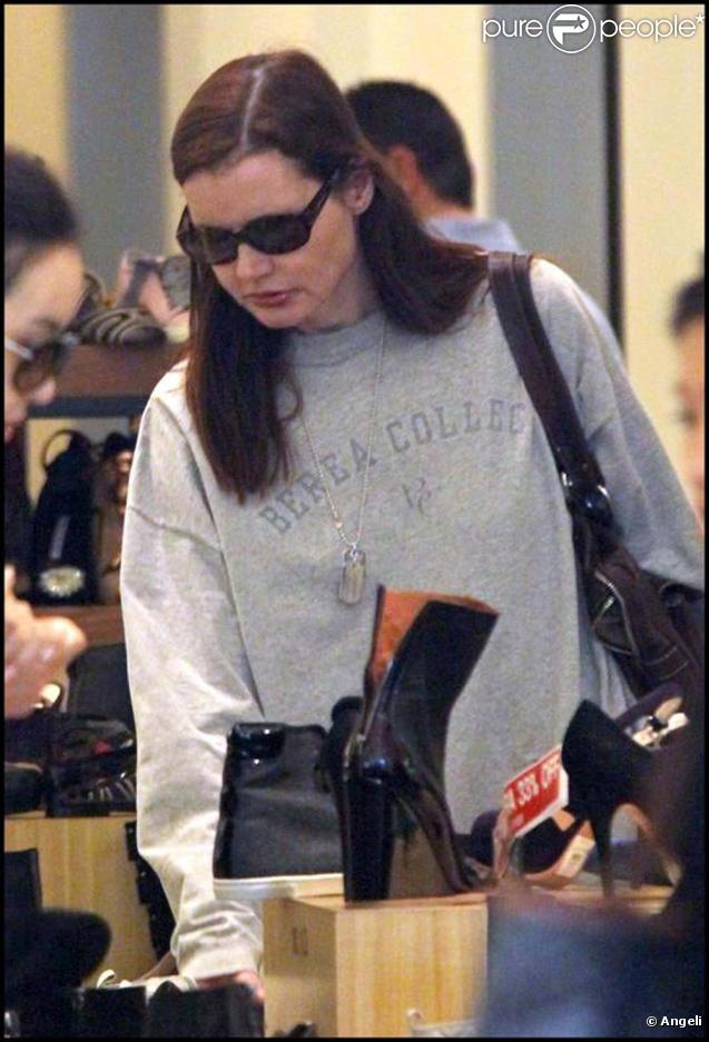 Geena Davis fait du shopping à Los Angeles, fin décembre 2009.