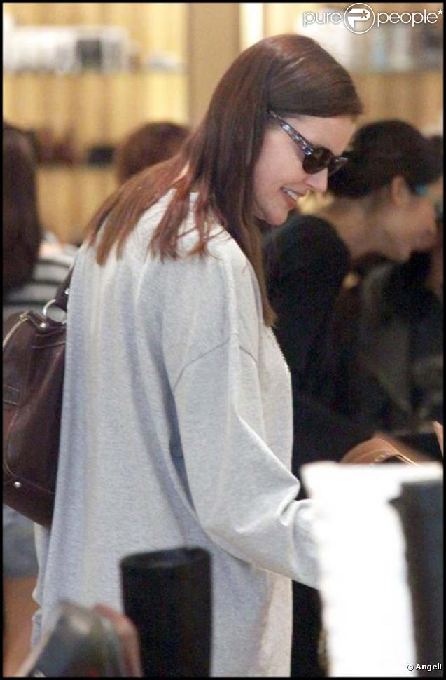Geena Davis fait du shopping à Los Angeles, fin décembre 2009.