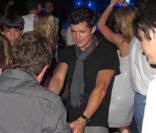 Orlando Bloom déchaîné, à l'occasion du réveillon du jour de l'an donné par Roman Abramovich dans sa villa de Saint-Barthelemy, le 31 décembre 2009.