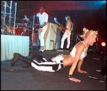 Gwen Stefani fait des pompes entre deux tubes, à l'occasion du réveillon du jour de l'an donné par Roman Abramovich dans sa villa de Saint-Barthelemy, le 31 décembre 2009.