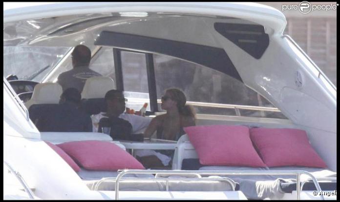 Beyoncé rejoint l'île de St-Barthélemy avec son mari Jay-Z.