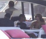 Beyoncé rejoint l'île de St-Barthélemy avec son mari Jay-Z.
