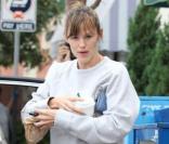 Jennifer Garner : La ravissante femme de Ben Afflek, n'est pas vraiment, et même pas du tout une fashionista... Et elle conduit sa fille sur la même voix (heureusement qu'elle est trop chou la petite Violet !). Sa came c'est les joggings ! 
