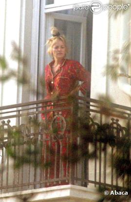 Choucroute sur la tête, yeux à moitié fermés, et mine enfarinée... Sharon Stone plus torride que jamais au réveil !