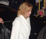 Madonna qui ne se refuse jamais rien, est apparue en plein Paris vêtue... d'un peignoir blanc !  