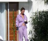 Uma Thurman : La chemise à moitié ouverte ni fera rien, le pyjama c'est pas glamour... Surtout avec cette coupe ! 
