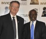 A droite, Bernard Lapasset, président de l'International Rugby Board, à l'occasion de l'avant-première d' Invictus , qui s'est tenue au siège de l'Unesco, à Paris, le 11 janvier 2010.