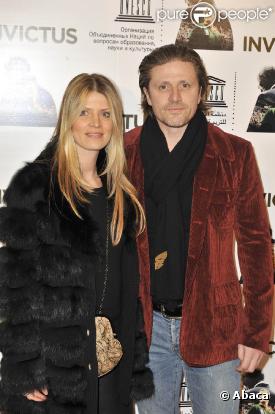 Emmanuel Petit et sa femme Maria, à l'occasion de l'avant-première d' Invictus , qui s'est tenue au siège de l'Unesco, à Paris, le 11 janvier 2010.