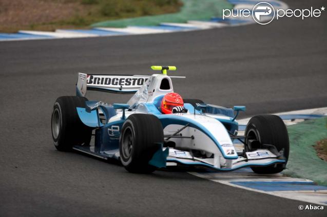Arpès le rouge Ferrari, Michael Schumacher craque pour le bleu Mercedes, en Espagne le 12 janvier 2010 !