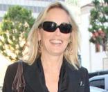Sharon Stone se promène après avoir déjeuné avec un ami au restarurant Villa Blanca à Beverly Hills le 12 janvier 2010