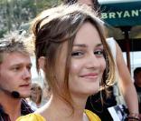 L'actrice de 23 ans fait des ravages où qu'elle passe grâce à son charme indéniable... 