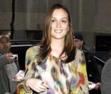 Toute mignonne, Lei a fait sensation avec son look coloré et surtout avec sa blouse en soie Matthew Williamson, en se rendant à l'émission Late Night with Jimmy Fallon, le 2 avril 2009 