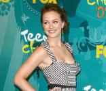 Leighton Meester ultra girly avec sa ravissante robe noire et blanche Louis Vuitton et ses escarpins à brides rouges Brian Atwood, à l'occasion des Teen Choice awards 2009 