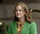 De la tête aux pieds Leighton est super craquante : manteau vert Ferry Boat de chez Nanette Lepore, escarpins à brides jaunes assortis à son sac, coiffure impeccable rehaussée d'un serre-tête doré... 