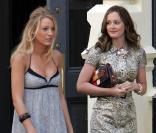 Leighton et Blake sur le tournage de Gossip Girl : Lei porte une ravissante robe en brocart de soie Burberry, alors que miss Lively porte une robe façon bohémienne signée Rag & Bone Justine. De vraies beautés ! 