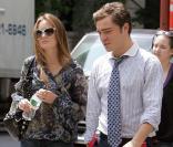 Leighton Meester, très jolie dans sa blouse vaporeuse et son petit short en jean Hudson, accompagnée de son cher collègue Ed Westwick. 