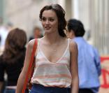 Leighton : top canon avec son look bobo chic fait d'un short en jean taille haute, d'un léger débardeur, et de charmantes compensées ! Un rien l'habille ! 