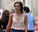 Leighton : top canon avec son look bobo chic fait d'un short en jean taille haute, d'un léger débardeur, et de charmantes compensées ! Un rien l'habille ! 