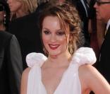 Leighton Meester sublime dans une magnifique robe immaculée ornée de jolis noeuds au niveau des épaules signée Bottega Veneta, lors des Emmy Awards, le 20 septembre 2009 