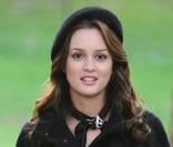 Leighton Meester en total look noir à la fois classique et tendance, avec même une petite touche frenchie grâce à son beret en laine bien de chez nous (mais de la marque American Apparel) et à son it-bag Chanel ! 