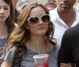Lei arrivant telle une star au bras de son garde du corps sur le tournage de Gossip Girl, le 10 juillet 2009 dans le quartier de Soho à New York. 