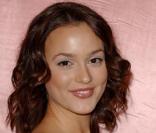 Décidément côté coiffure, la belle de Gossip Girl aura tout testé : la voici avec un carré brun ! 
