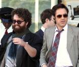 Robert Downey Jr. et Zack Galifianakis sur le tournage de  Due Date , de Todd Phillips, à San Bernardino, en décembre 2009.