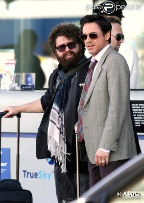 Robert Downey Jr. et Zack Galifianakis sur le tournage de  Due Date , de Todd Phillips, à San Bernardino, en décembre 2009.
