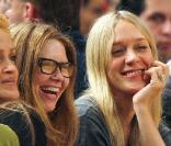 Chloë Sevigny est une vraie modeuse mais cela n'empêche pas la It-girl d'aimer la bière et les matchs de foot ! Et pour se rendre dans un stade et jouer les supportrices pour son équipe préférée, l'actrice préfère y aller entre copines et avec des es