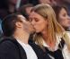 Nicky Hilton y va franchement... Même lors du plus beau point du match, elle n'hésite pas à se jeter littéralement sur son homme pour un bisou bien baveux !