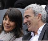 Quant à Estelle Denis et Raymond Domenech, une chose est sûre, ils ont bien une passion en commun... le foot ! Et lorsque le couple se rend à un match, le bonheur est au rendez-vous... Avec eux, les dîners aux chandelles n'ont plus qu'à se rhabiller 