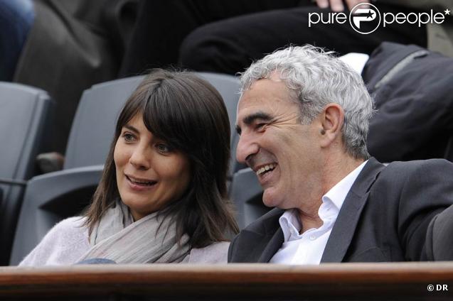 Quant à Estelle Denis et Raymond Domenech, une chose est sûre, ils ont bien une passion en commun... le foot ! Et lorsque le couple se rend à un match, le bonheur est au rendez-vous... Avec eux, les dîners aux chandelles n'ont plus qu'à se rhabiller 