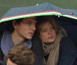 Raphaël et Melanie Thierry sont devenus tellement accro au tennis qu'ils ne peuvent plus rater un seul match de Roland Garros qu'il pleuve, qu'il vente, qu'il neige... enfin surtout qu'il pleuve !