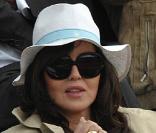 Isabelle Adjani n'a besoin de personne pour l'accompagner sur le stade Suzanne Lenglen. Dans les gradins, l'actrice préfère discuter avecdes people aussi fans qu'elle... comme Tony Parker et Eva Longoria !