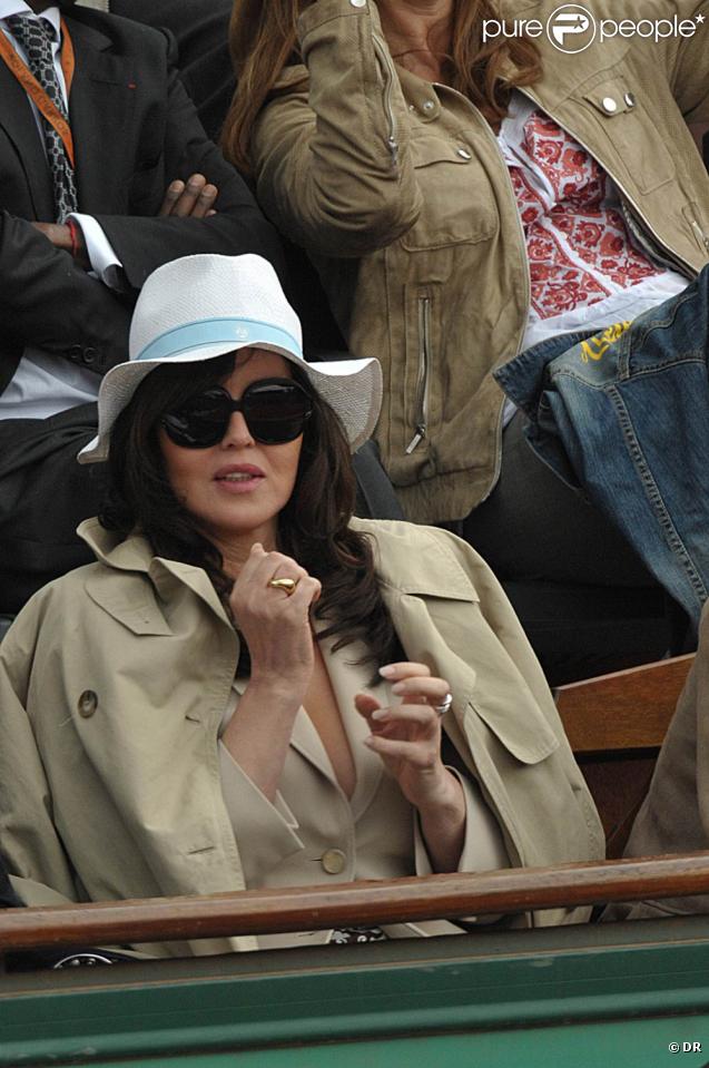 Isabelle Adjani n'a besoin de personne pour l'accompagner sur le stade Suzanne Lenglen. Dans les gradins, l'actrice préfère discuter avecdes people aussi fans qu'elle... comme Tony Parker et Eva Longoria !