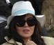 Isabelle Adjani n'a besoin de personne pour l'accompagner sur le stade Suzanne Lenglen. Dans les gradins, l'actrice préfère discuter avecdes people aussi fans qu'elle... comme Tony Parker et Eva Longoria !