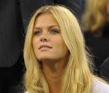 Tout comme Brooklyn Decker qui ne rate aucun Ace de son tendre époux, Andy Roddick. Pour l'homme qui sert plus vite que son ombre,la sculpturale blonde est toujours aux premières loges... 
