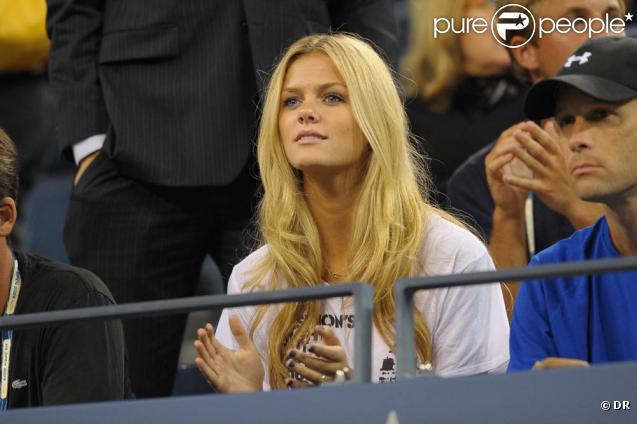 Tout comme Brooklyn Decker qui ne rate aucun Ace de son tendre époux, Andy Roddick. Pour l'homme qui sert plus vite que son ombre,la sculpturale blonde est toujours aux premières loges... 