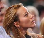 Vous désirez parler à la jolie Jelena Ristic, ne le faites pas durant un match. Vous risqueriez que... le vent passe ! Lorsque la brunette admire son boyfriend, Novak Djokovic, elle est vraiment... à fond ! 