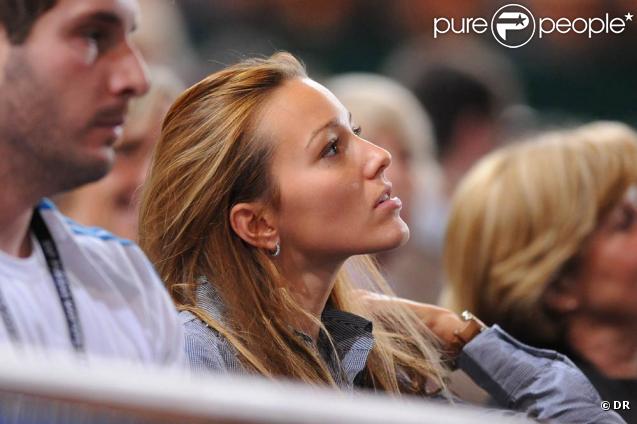 Vous désirez parler à la jolie Jelena Ristic, ne le faites pas durant un match. Vous risqueriez que... le vent passe ! Lorsque la brunette admire son boyfriend, Novak Djokovic, elle est vraiment... à fond ! 