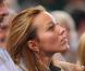 Vous désirez parler à la jolie Jelena Ristic, ne le faites pas durant un match. Vous risqueriez que... le vent passe ! Lorsque la brunette admire son boyfriend, Novak Djokovic, elle est vraiment... à fond ! 