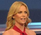 Charlize Theron dans une ravissante robe rouge pour décider du sort des équipes de foot à l'occasion de la coupe du monde... 