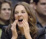 Drew Barrymore est la femme idéale pour tout homme qui se respecte : jolie, sympathique, déjantée et accro... au basket ! Il n'y a pas à dire, Justin Long est un vrai petit veinard ! La comédienne adore le sport et entre copines... c'est tellement pl
