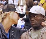 Quand elle se rend à un match de basket avec son Seal d'amour, Heidi Klum opte pour le total look de supportrice mais ce que la belle blonde préfère dans les gradins... ce sont les câlins ! 