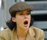 Tout autant sur-voltée, Lara Flynn Boyle n'hésite pas à pousser de la voix lors d'un match de basket. Sa mère commence à penser... qu'elle a perdu ses bonnes manières !