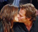  Cindy Crawford veut bien accompagner son mari, Rande Gerber, soutenir les Lakers en direct Live mais à une seule condition. Les bisous... n'attendront pas la mi-temps ! 