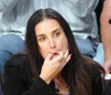 Quand Demi Moore se rend à un match de basket, l'actrice n'hésite pas à laisser ses coquetteries au placard et sifflen... comme une poissonnière ! Ashton Kutcher n'en revient pas !