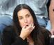 Quand Demi Moore se rend à un match de basket, l'actrice n'hésite pas à laisser ses coquetteries au placard et sifflen... comme une poissonnière ! Ashton Kutcher n'en revient pas !