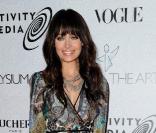 Nicole Richie opte pour un style bohème-chic lors du gala de charité the Art of Elysium's le 16 janvier 2010 à Los Angeles. Imprimés, pochette vernie rouge et chevelure brune ondulée... Nicole est souriante et rayonnante !  